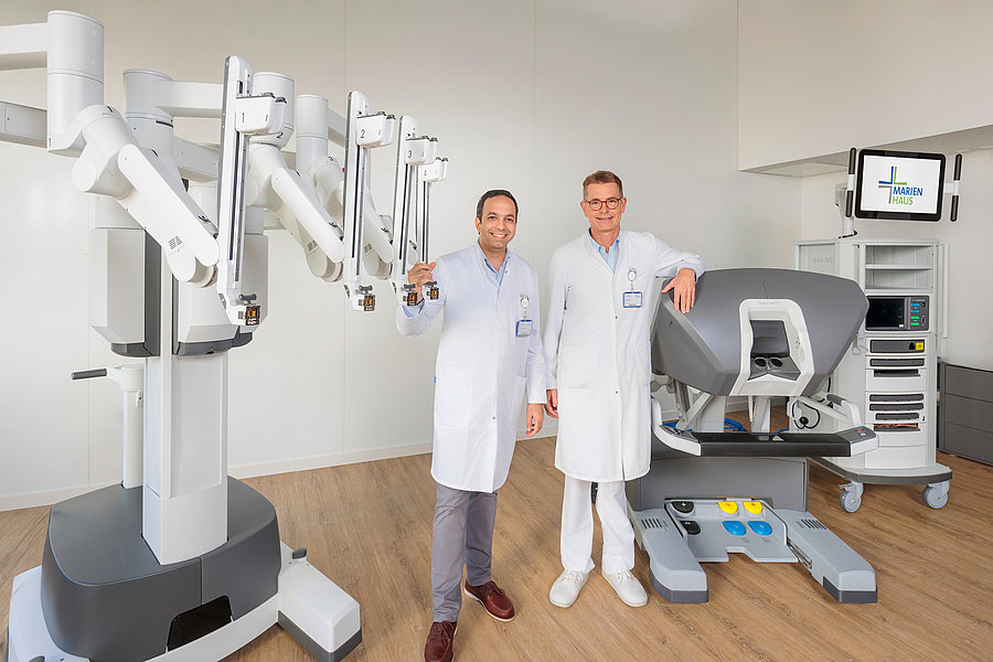 Dr. Elshafei und Prof. Hönig mit dem neuen da Vinci-Roboter